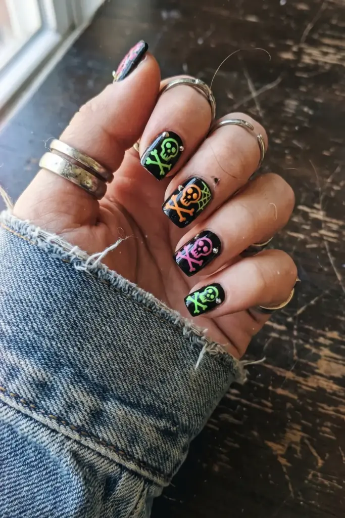 neon-skull-crossbones-halloween-nails