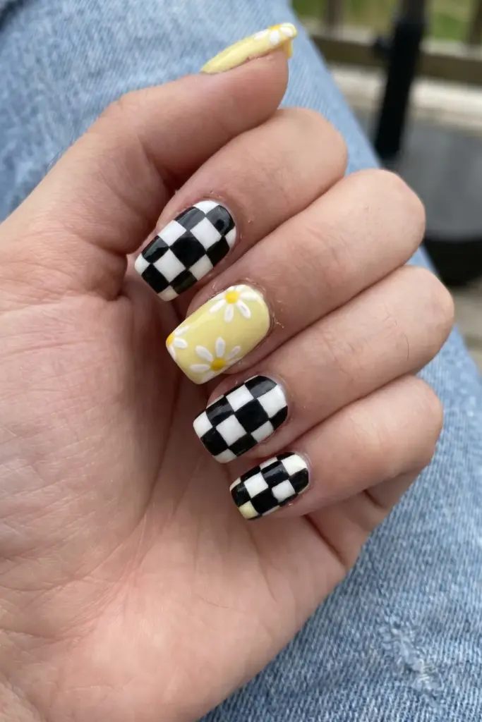 retro-checkerboard-daisy-square-summer-nails